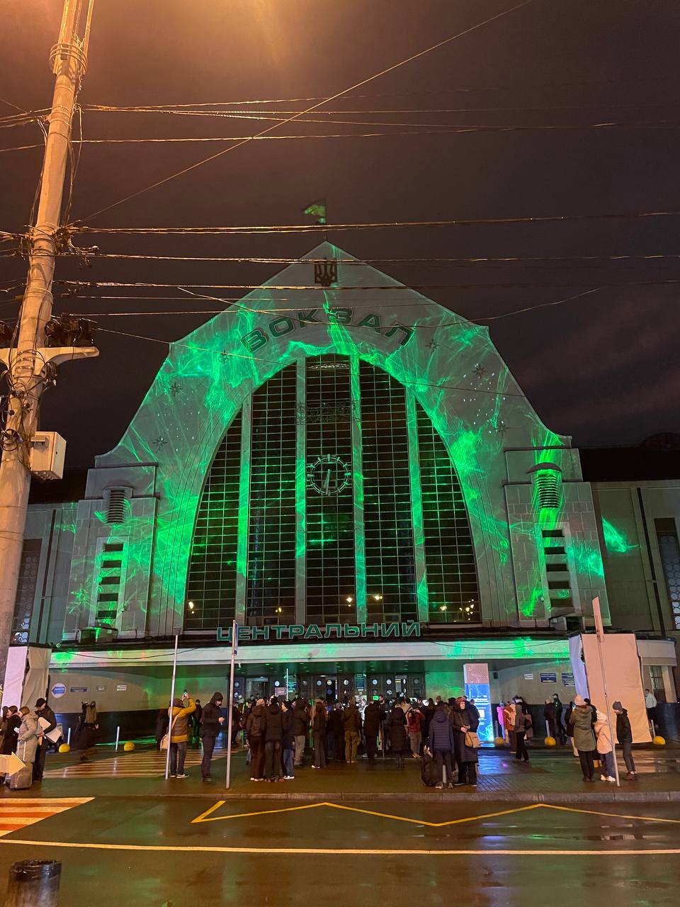 «Поділись світлом»: у Києві засвітили фасад Центрального залізничного вокзалу - фото 2