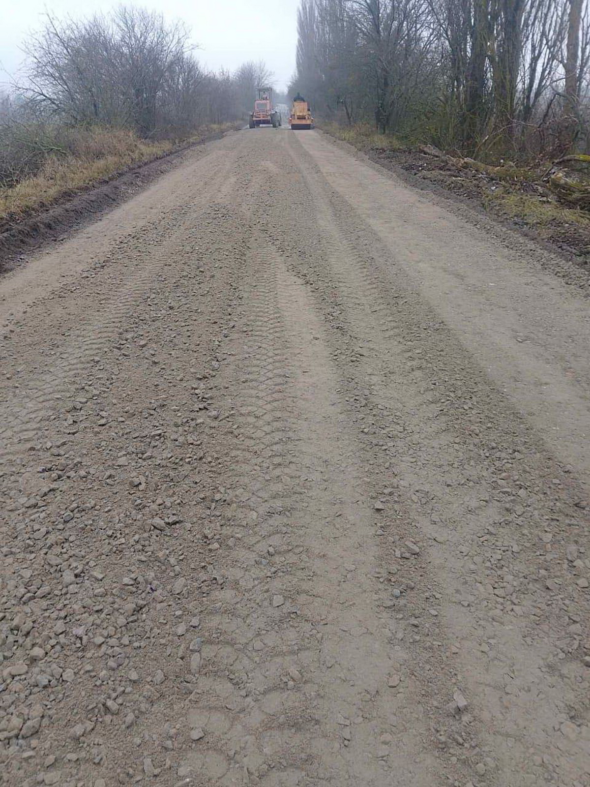 Між селами на Вінниччині щебнем вирівняли дорогу
