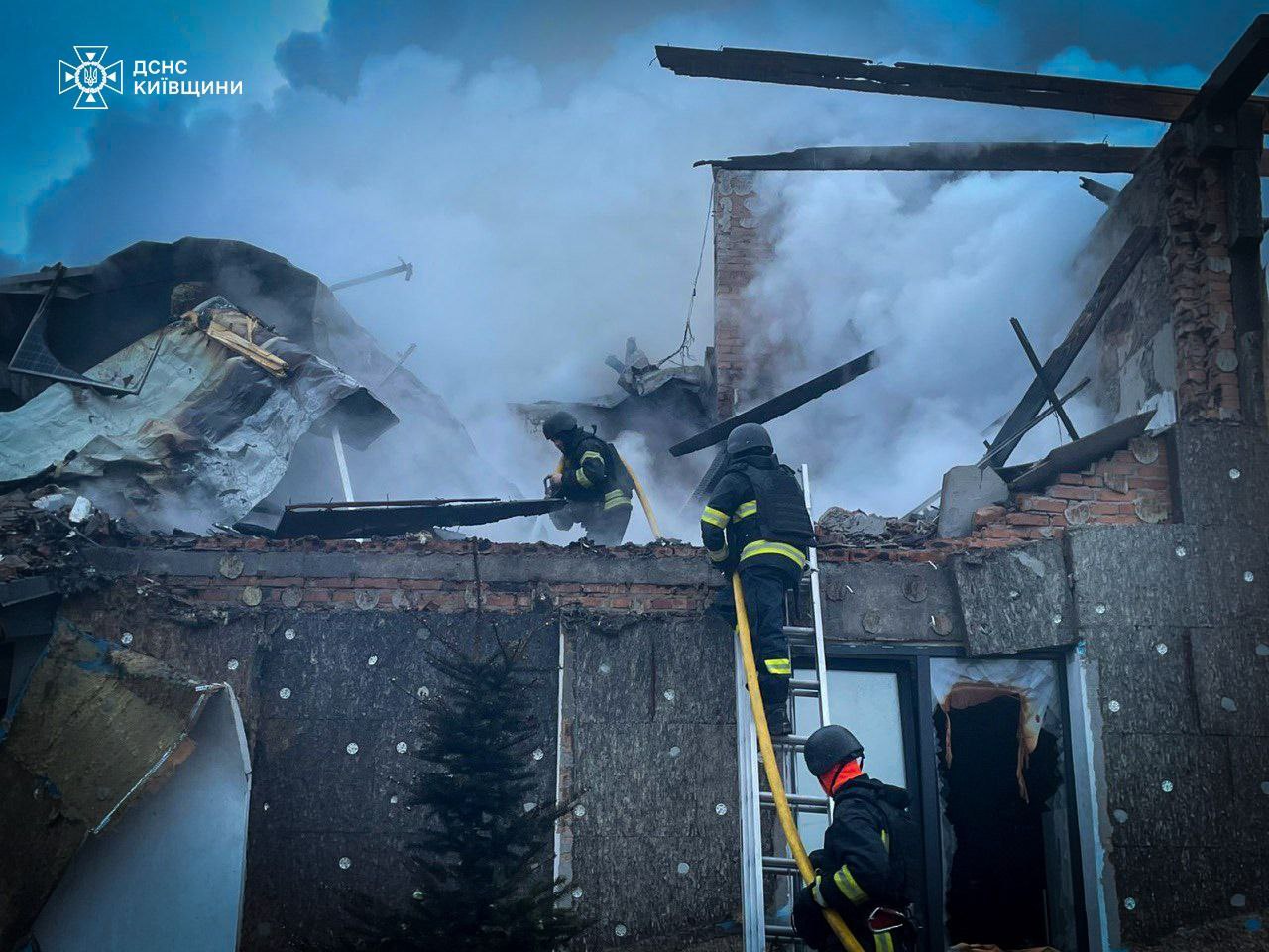 Унаслідок ворожого обстрілу Київщини загинула жінка, троє людей поранені - фото 4