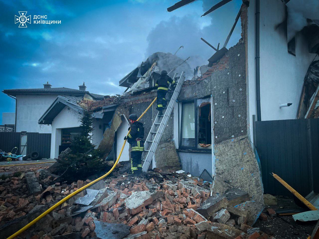 На Київщині під час обстрілу загинула жінка, є постраждалі - фото 3