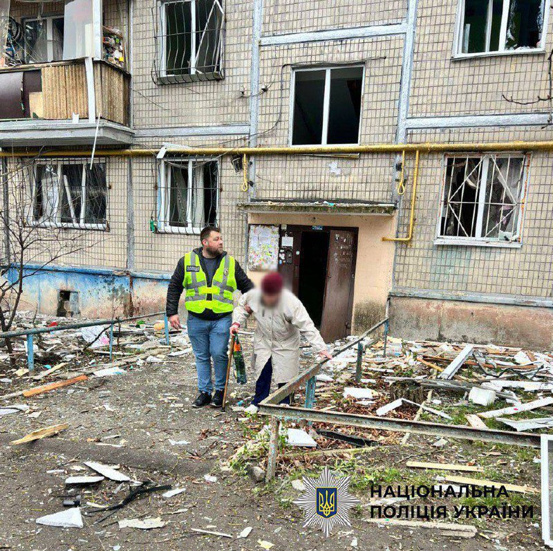 Поліція Києва фіксує наслідки ворожого обстрілу