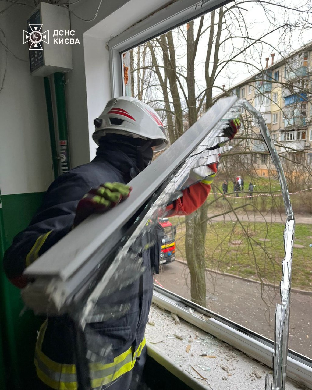 Поліція Києва фіксує наслідки ворожого обстрілу - фото 8