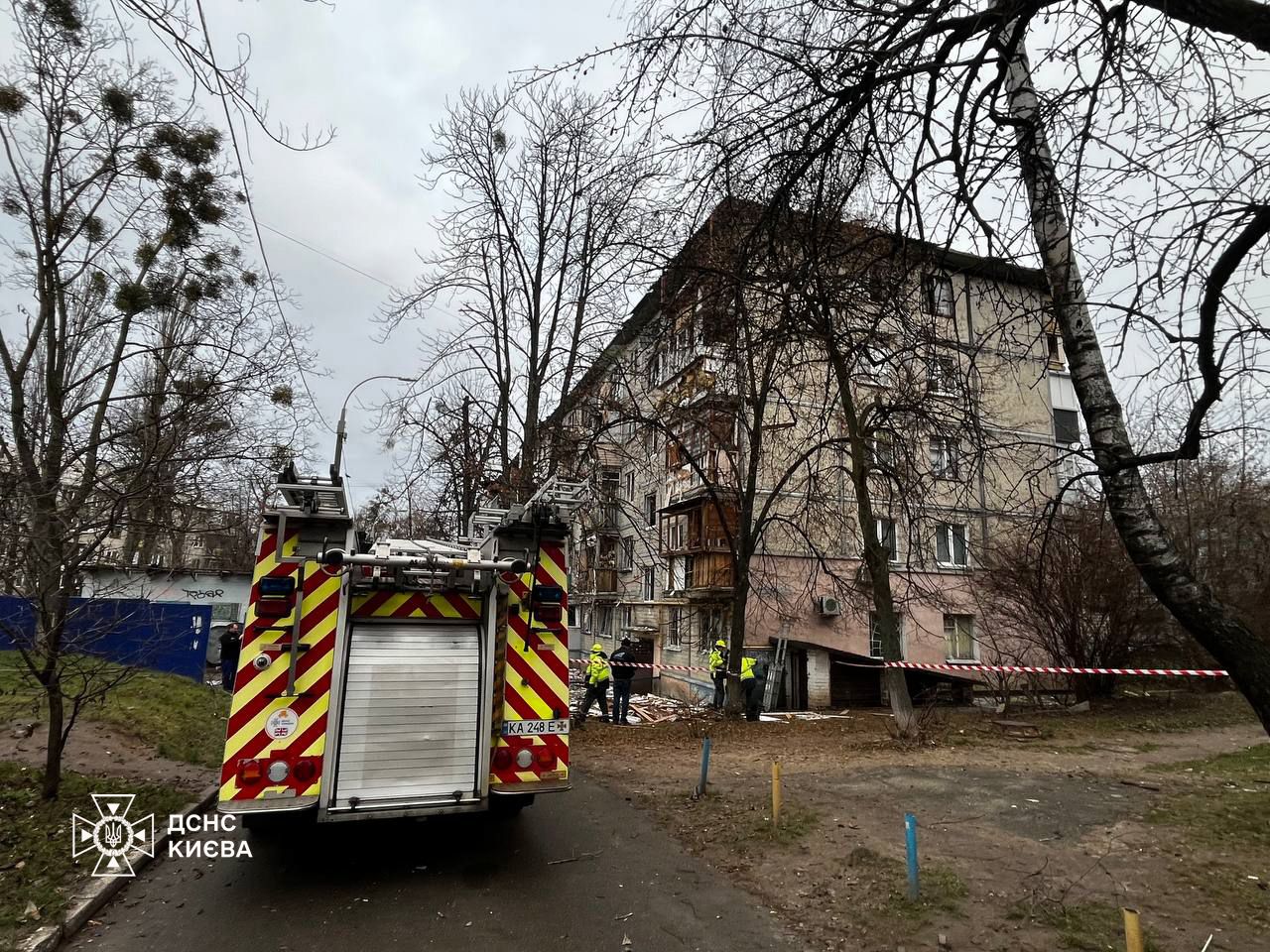 Поліція Києва фіксує наслідки ворожого обстрілу - фото 3