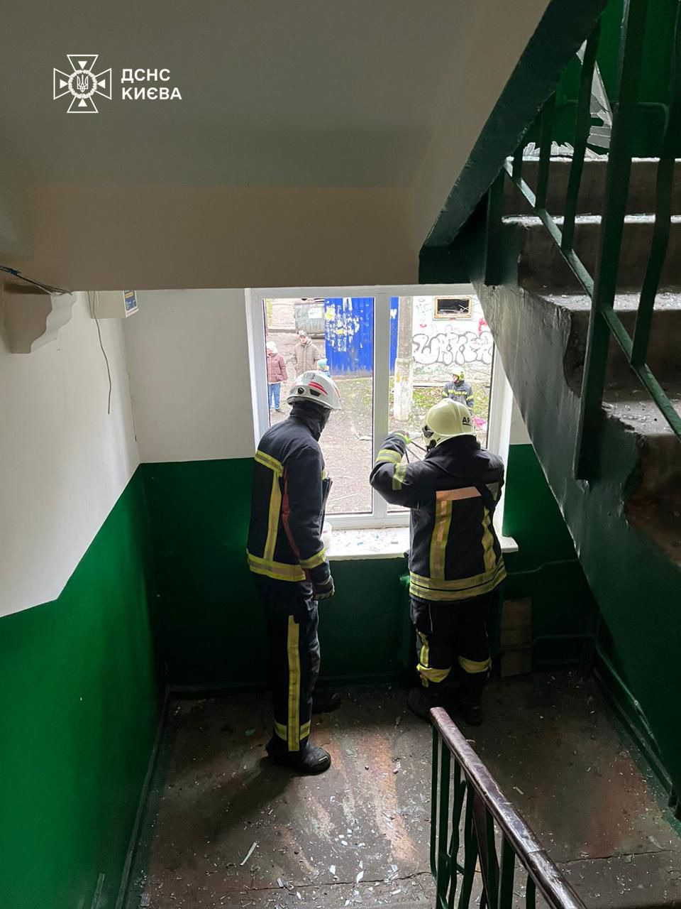 Поліція Києва фіксує наслідки ворожого обстрілу - фото 7