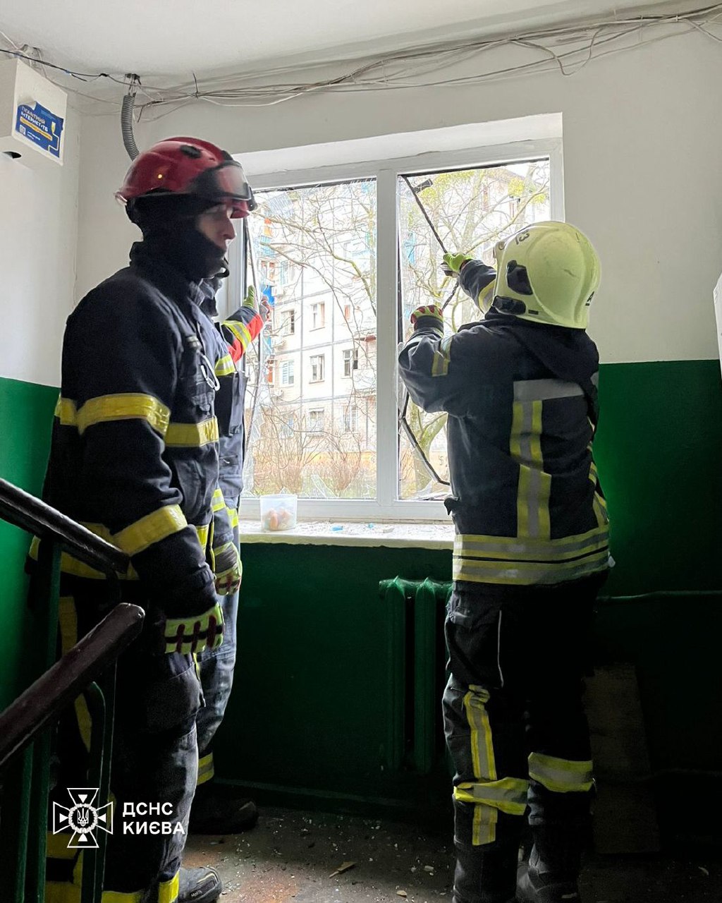 Поліція Києва фіксує наслідки ворожого обстрілу - фото 6