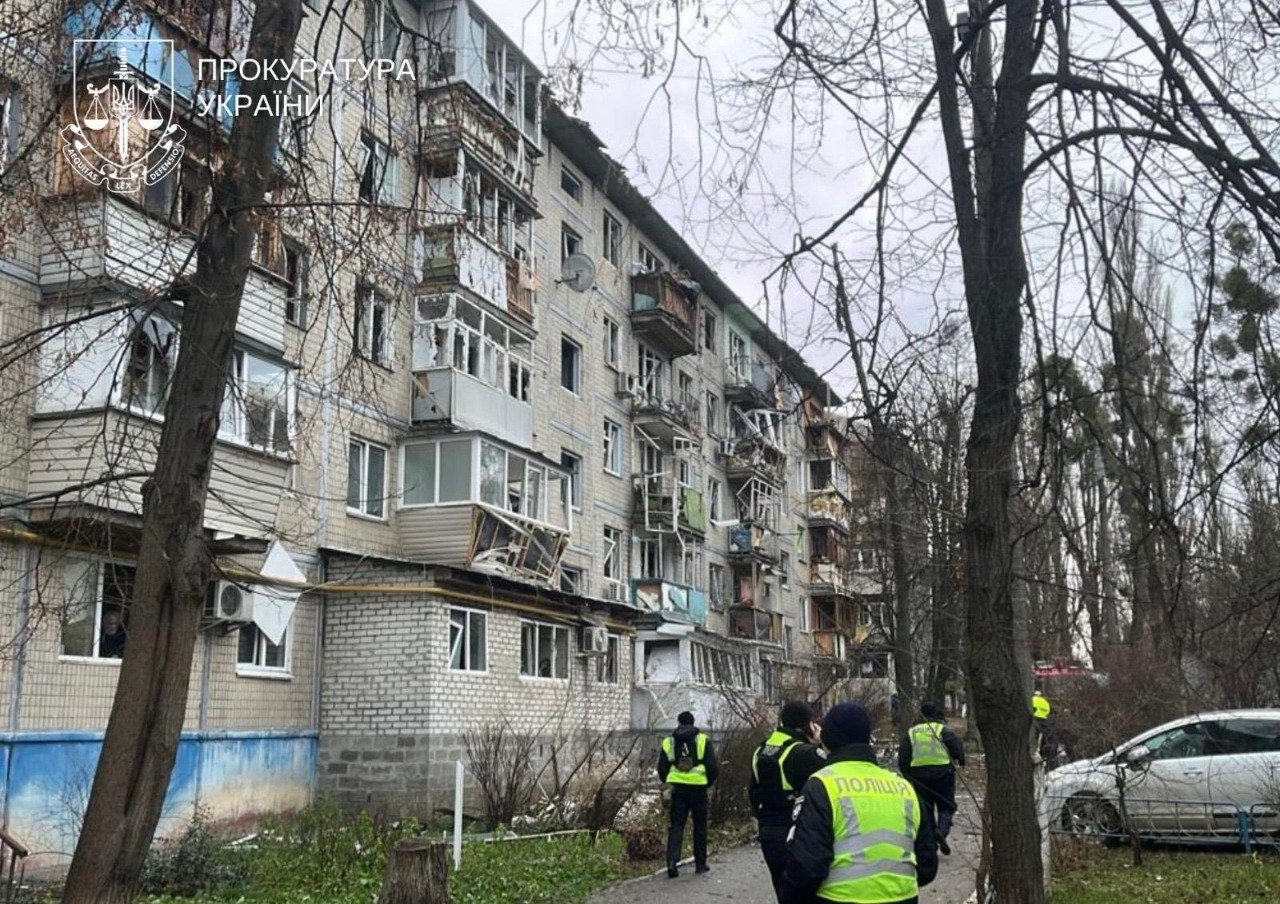 Жінка дістала поранення голови, коли йшла вулицею в Києві