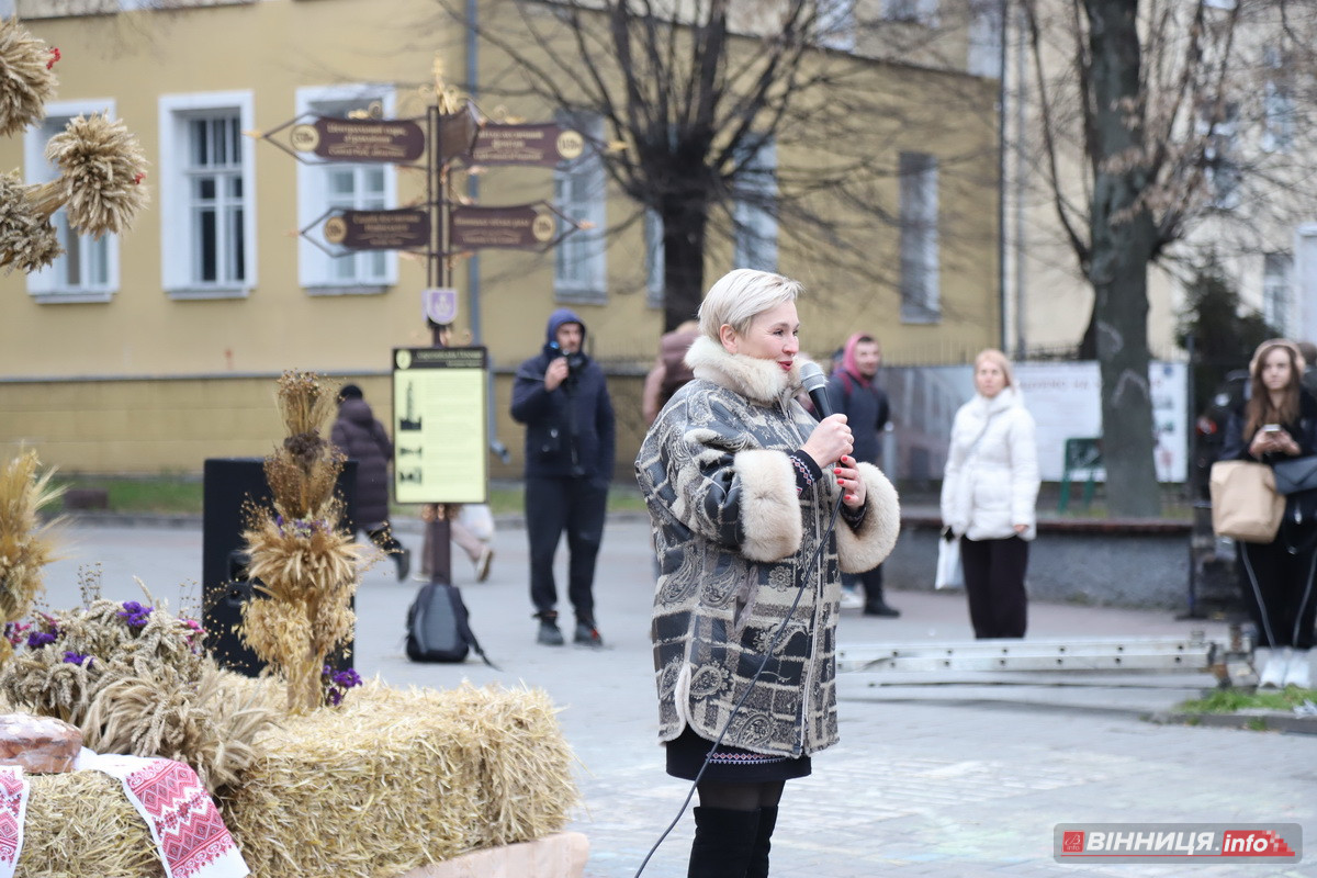 У центрі Вінниці встановили різдвяний оберіг «Дідух Єднання» - фото 6