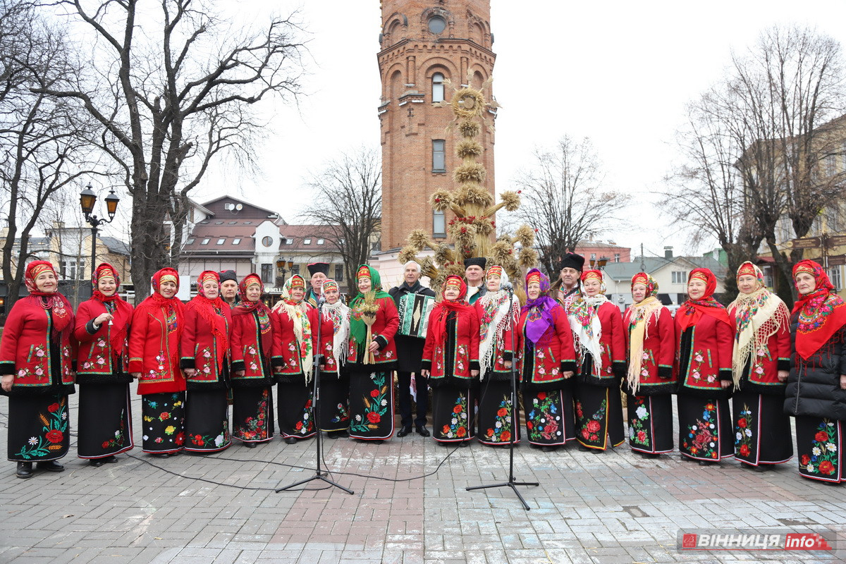 У центрі Вінниці встановили різдвяний оберіг «Дідух Єднання» - фото 11