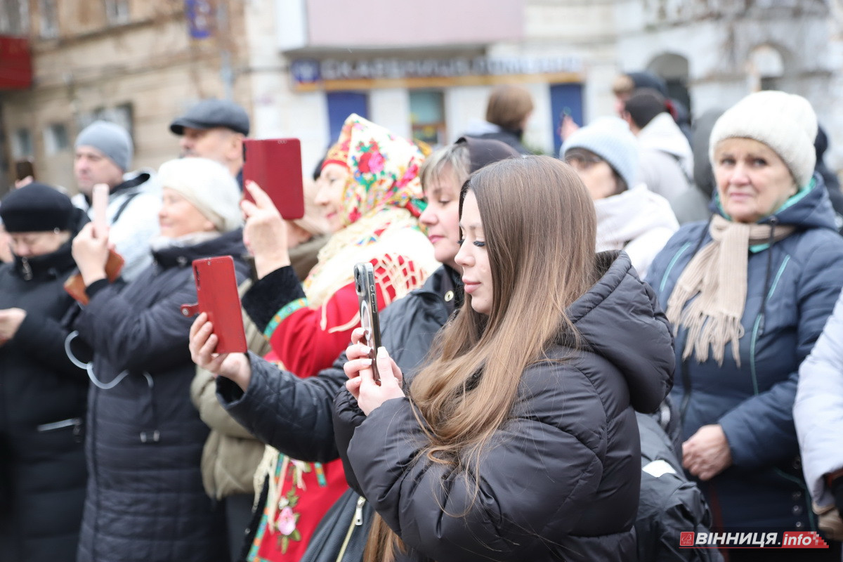 У центрі Вінниці встановили різдвяний оберіг «Дідух Єднання» - фото 12