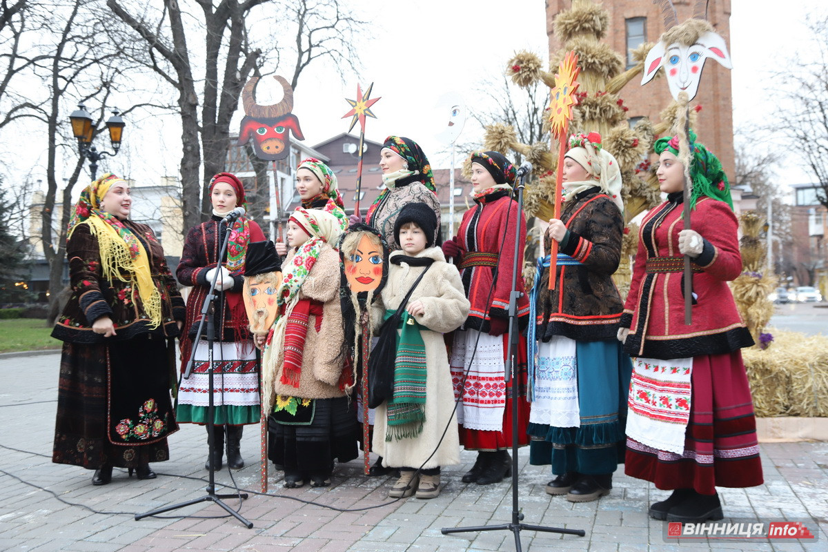 У центрі Вінниці встановили різдвяний оберіг «Дідух Єднання» - фото 13