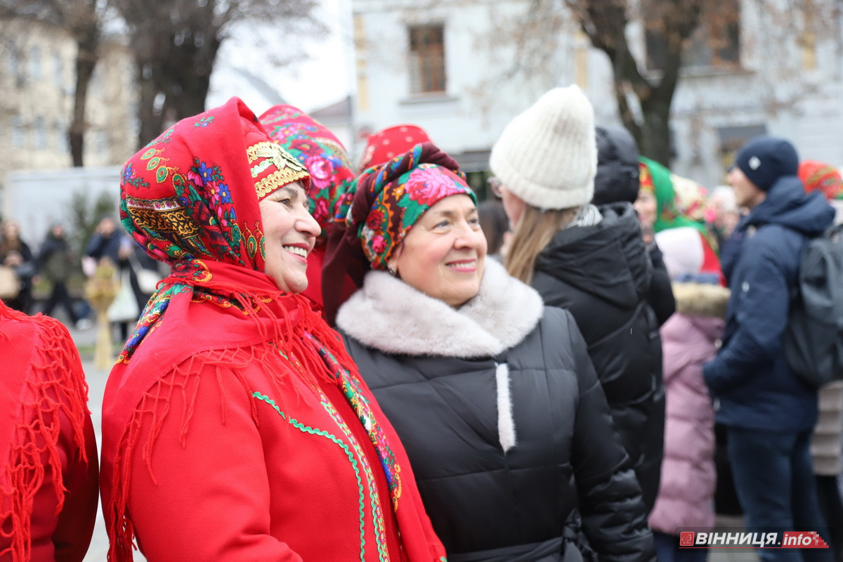 У центрі Вінниці встановили різдвяний оберіг «Дідух Єднання» - фото 14