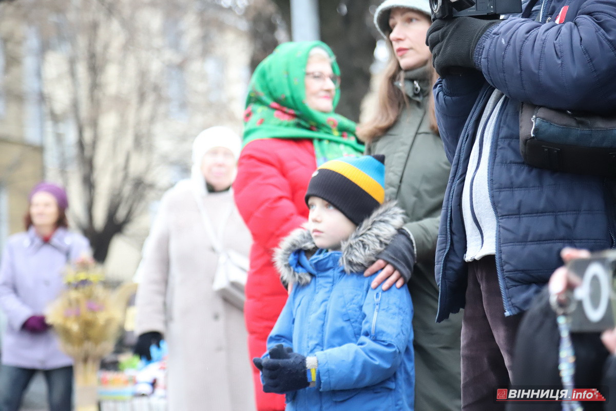 У центрі Вінниці встановили різдвяний оберіг «Дідух Єднання» - фото 16