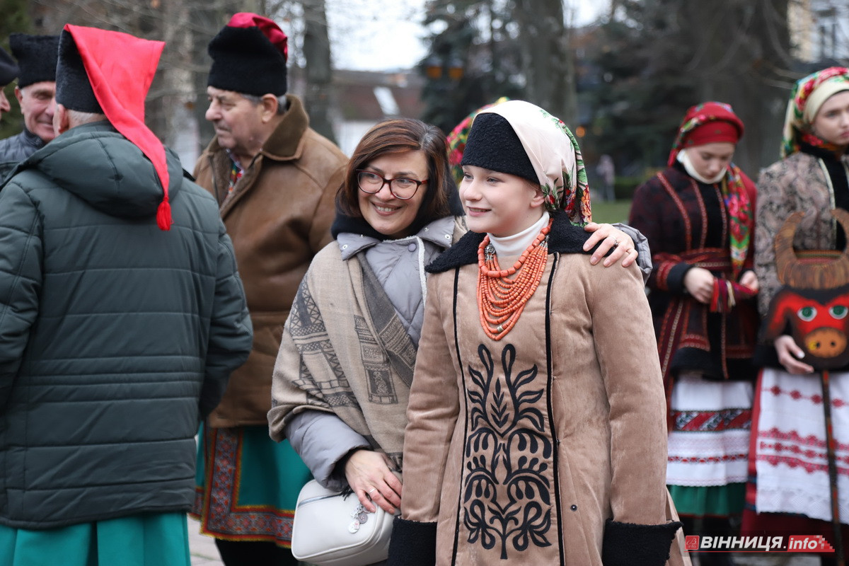 У центрі Вінниці встановили різдвяний оберіг «Дідух Єднання» - фото 17