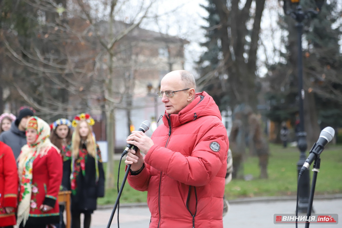 У центрі Вінниці встановили різдвяний оберіг «Дідух Єднання» - фото 5