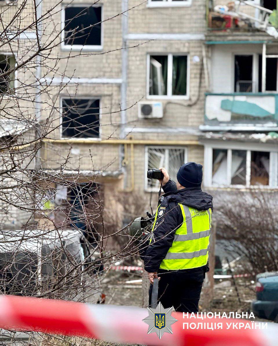 Поліцейські продовжують документувати наслідки ворожої атаки у Святошинському районі