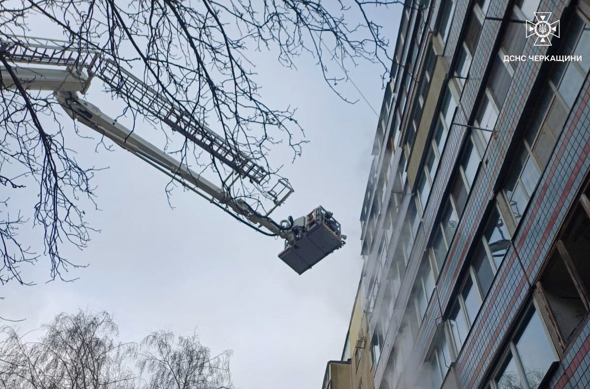Надзвичайники врятували трьох черкасців під час пожежі у багатоповерхівці