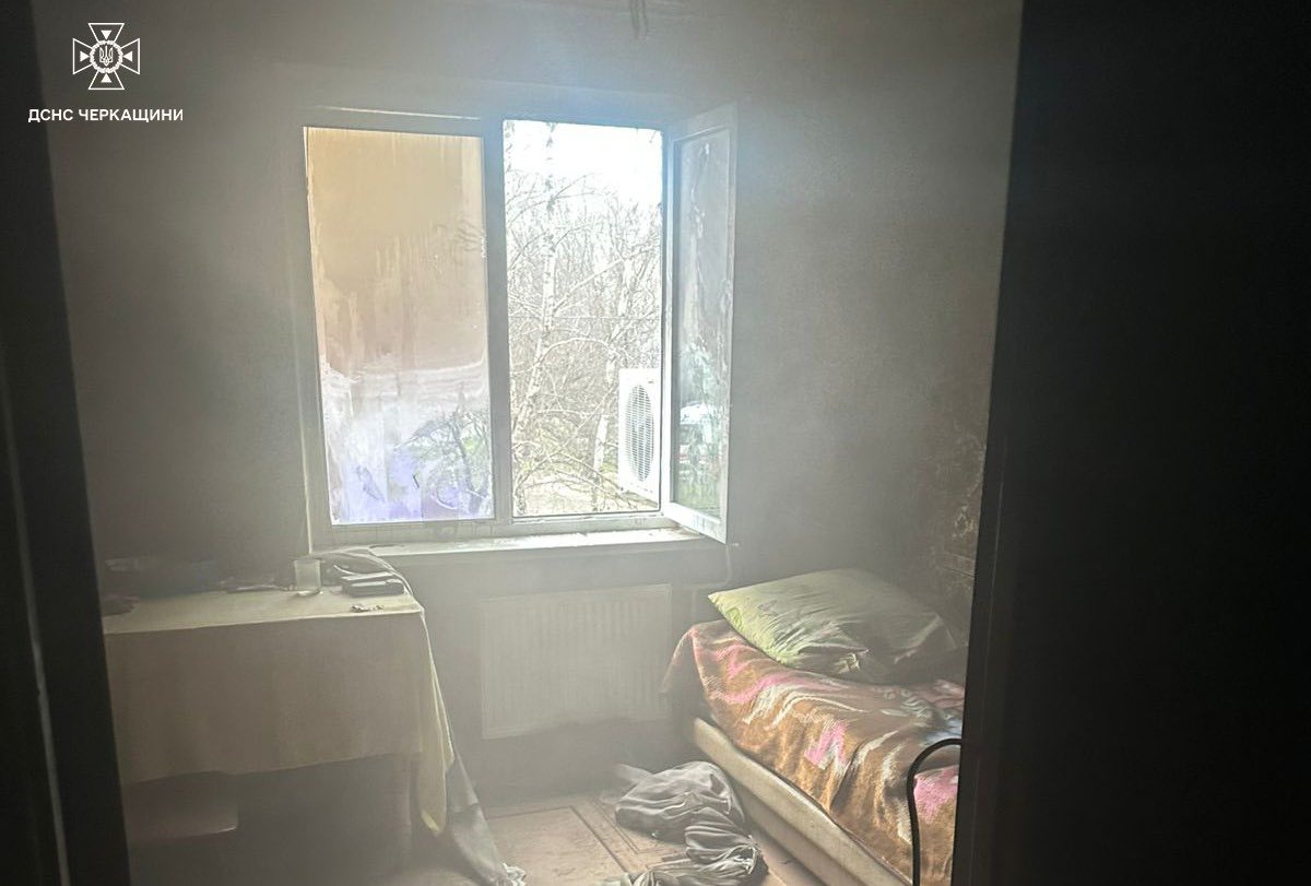 Надзвичайники врятували трьох черкасців під час пожежі у багатоповерхівці - фото 2