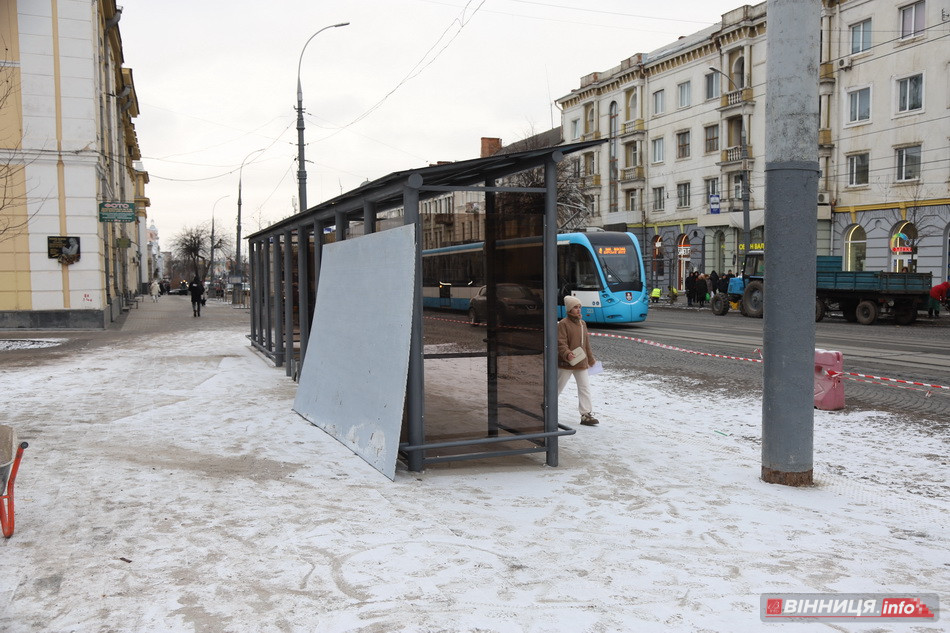 У центрі Вінниці ставлять нові великі зупинки - фото 2