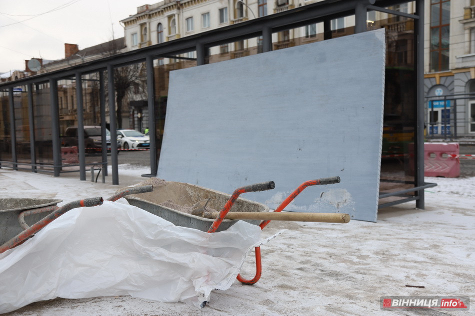 У центрі Вінниці ставлять нові великі зупинки - фото 6