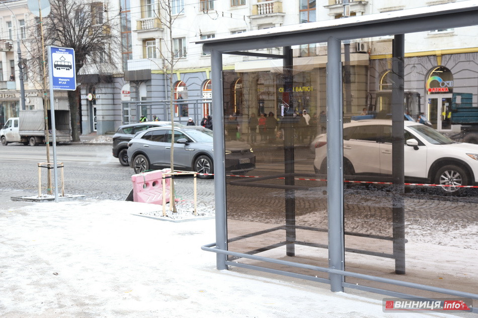 У центрі Вінниці ставлять нові великі зупинки - фото 4