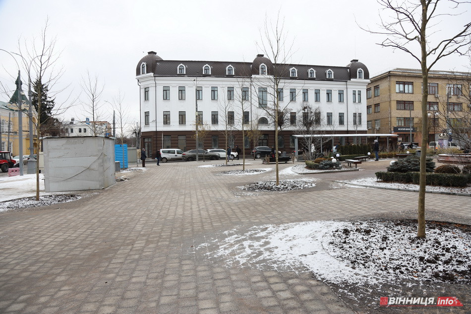 У центрі Вінниці ставлять нові великі зупинки - фото 3