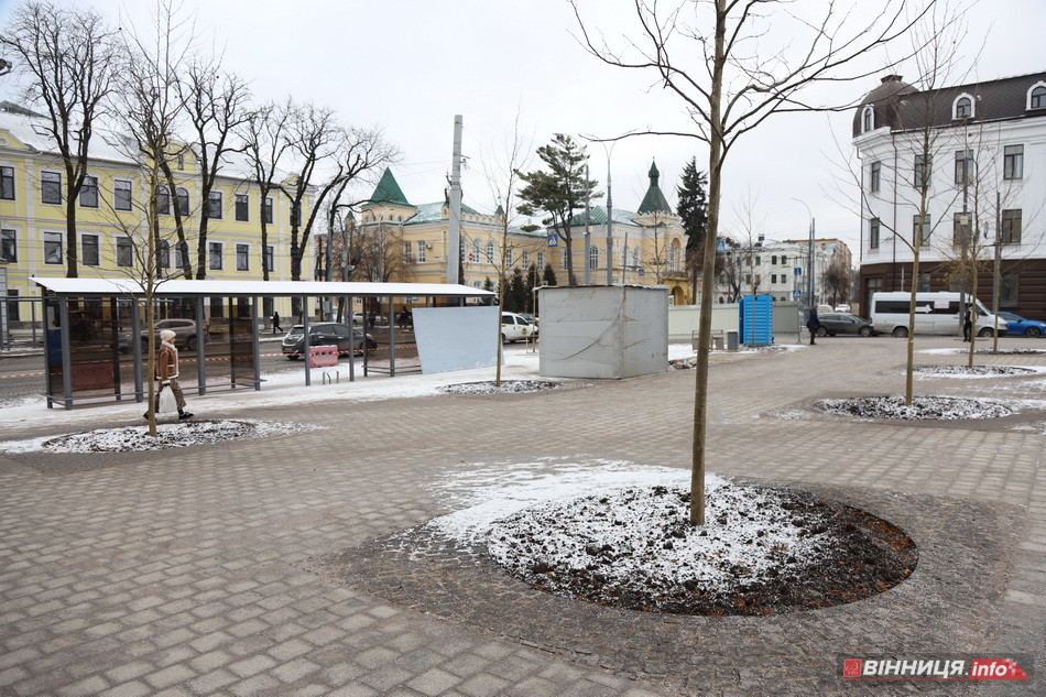 У центрі Вінниці ставлять нові великі зупинки - фото 5