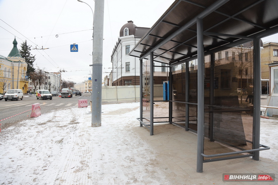 У центрі Вінниці ставлять нові великі зупинки - фото 7