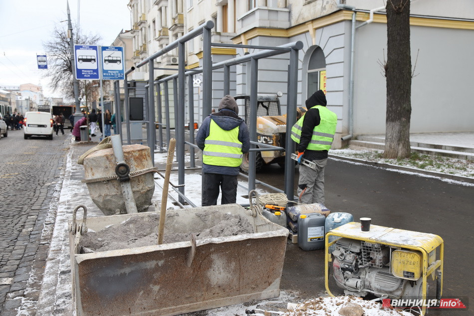 У центрі Вінниці ставлять нові великі зупинки - фото 8