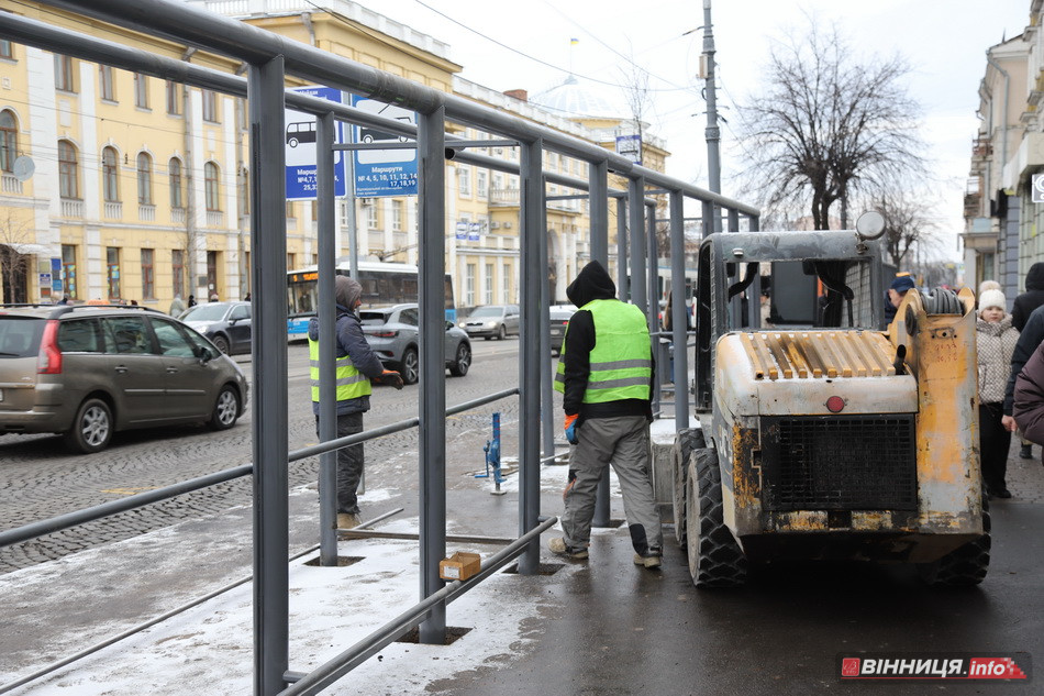 У центрі Вінниці ставлять нові великі зупинки - фото 10