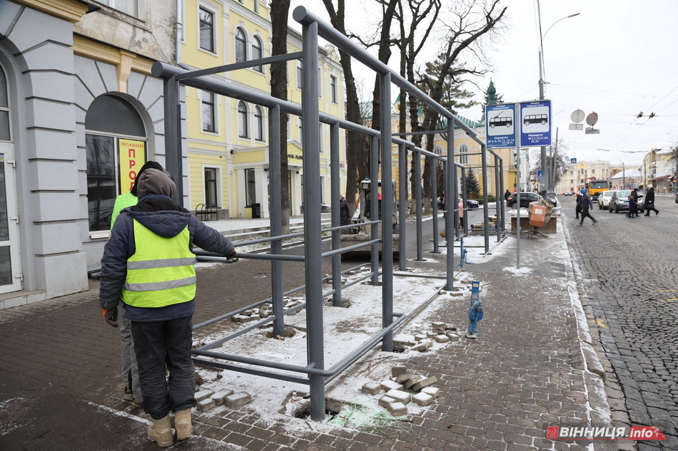 У центрі Вінниці ставлять нові великі зупинки - фото 11