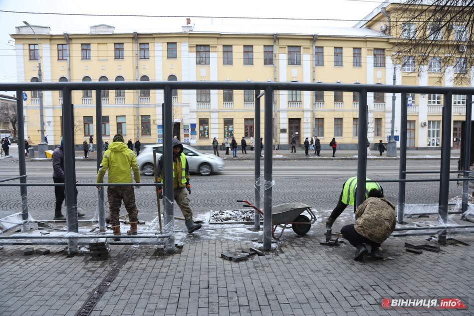 У центрі Вінниці ставлять нові великі зупинки - фото 13
