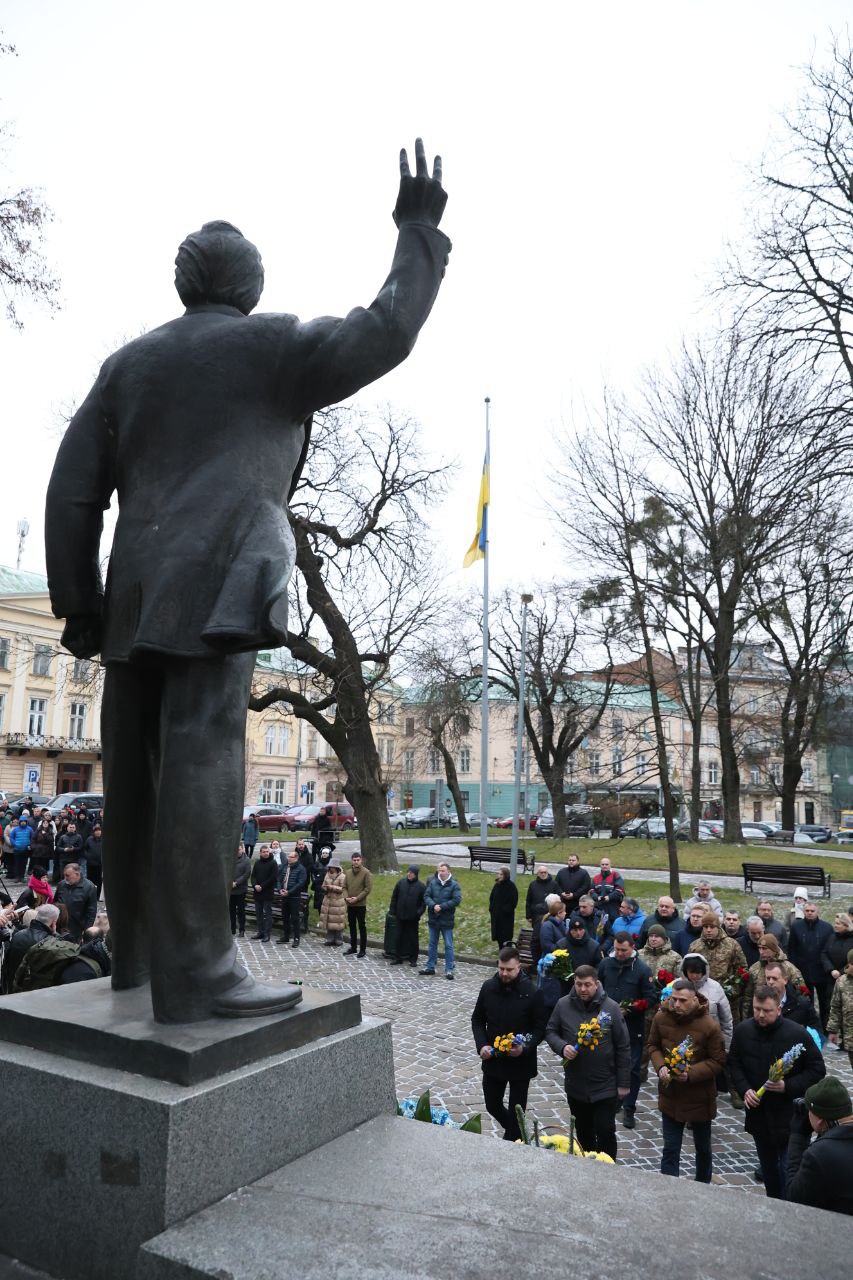 Українці відзначають 88-ту річницю з Дня народження В’ячеслава Чорновола - фото 2