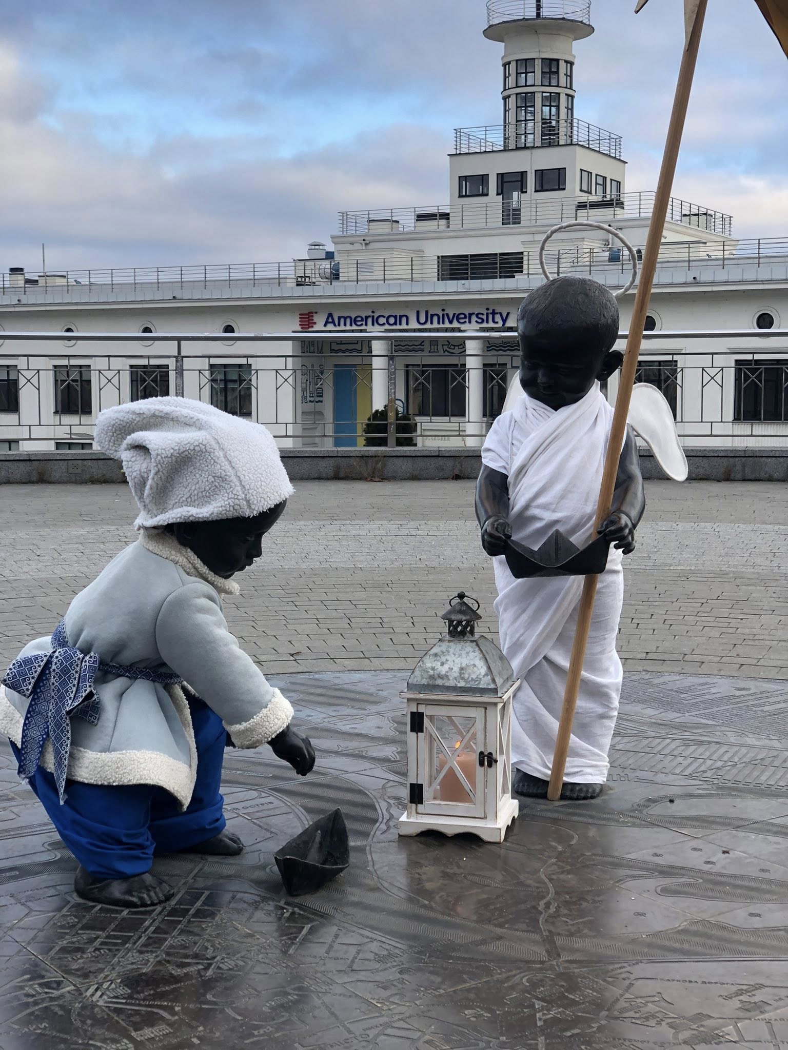 До Різдва фігурки маленьких засновників Києва прикрасили святковим одягом - фото 3