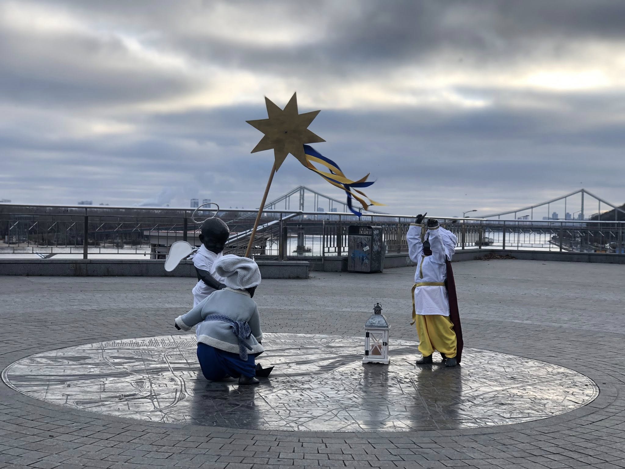 До Різдва фігурки маленьких засновників Києва прикрасили святковим одягом - фото 4