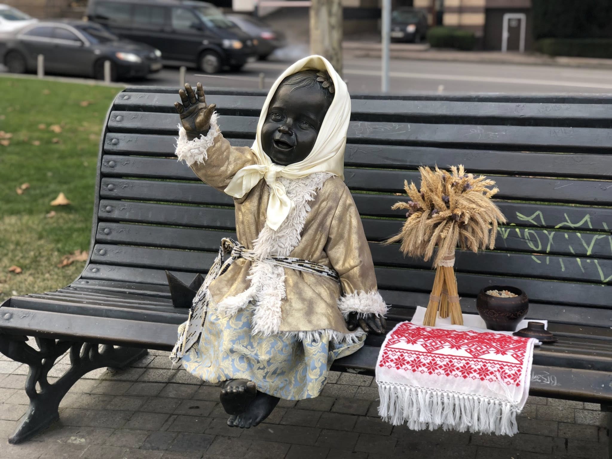 До Різдва фігурки маленьких засновників Києва прикрасили святковим одягом - фото 5