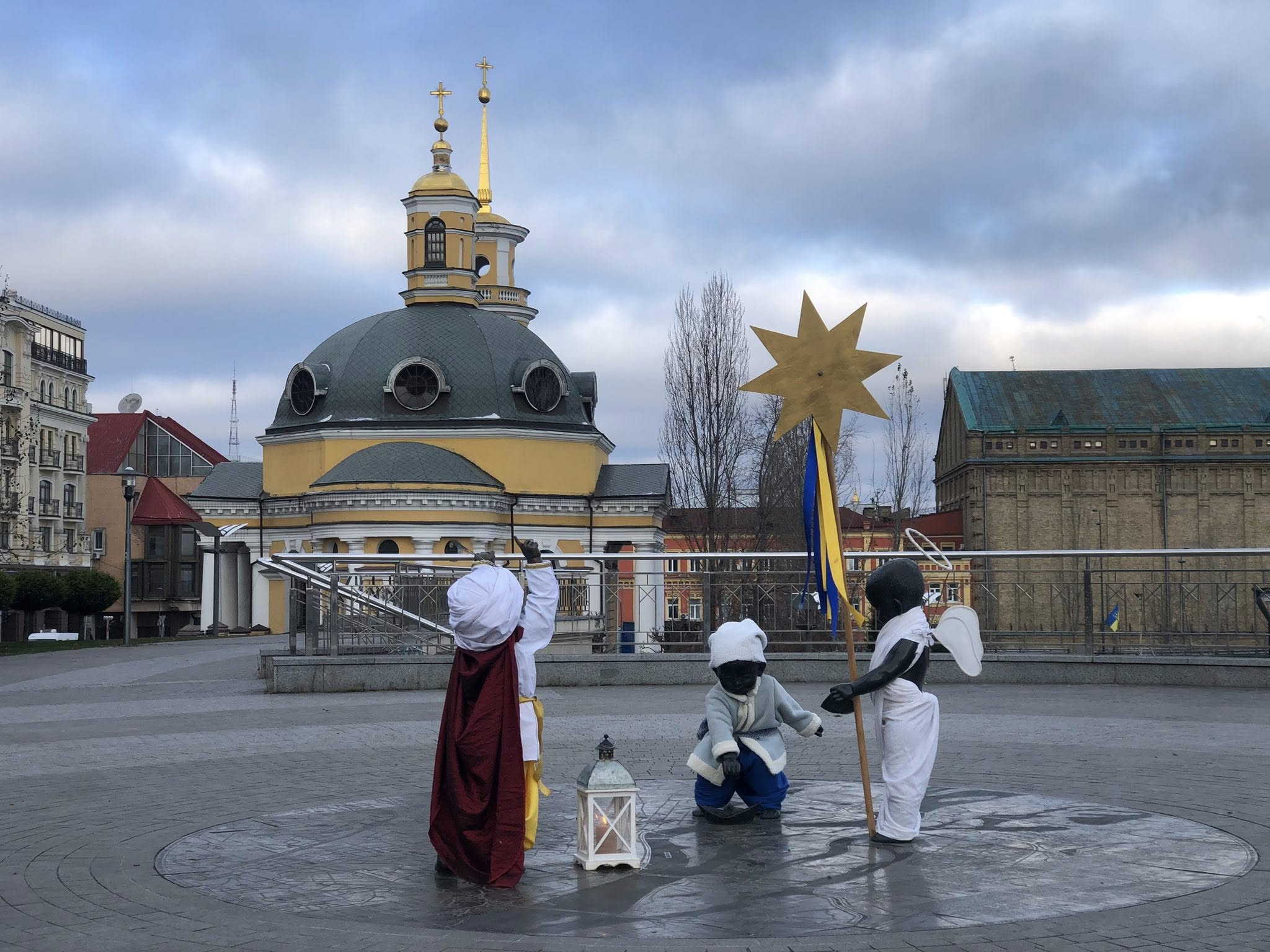 До Різдва фігурки маленьких засновників Києва прикрасили святковим одягом - фото 7