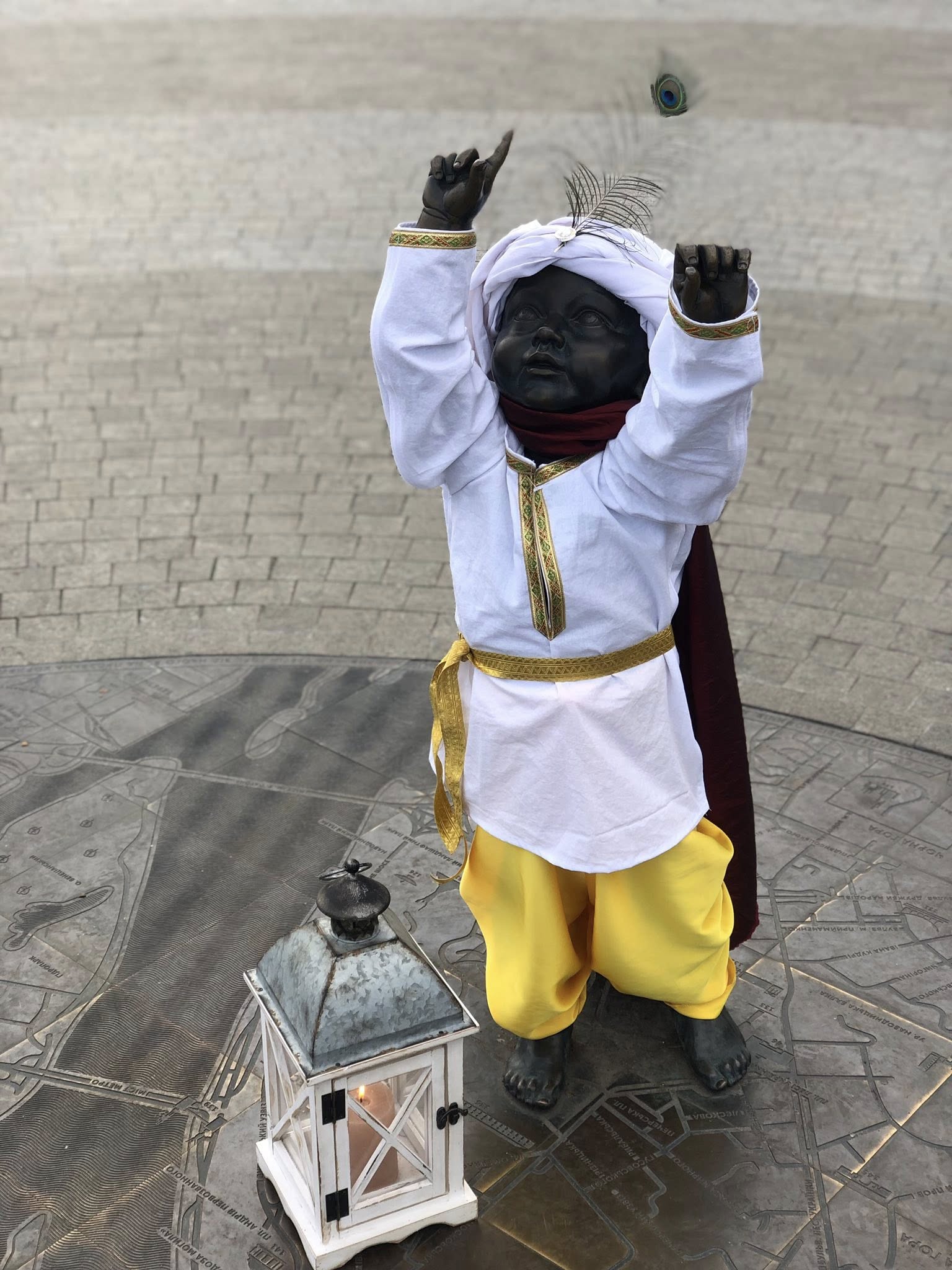 До Різдва фігурки маленьких засновників Києва прикрасили святковим одягом - фото 8