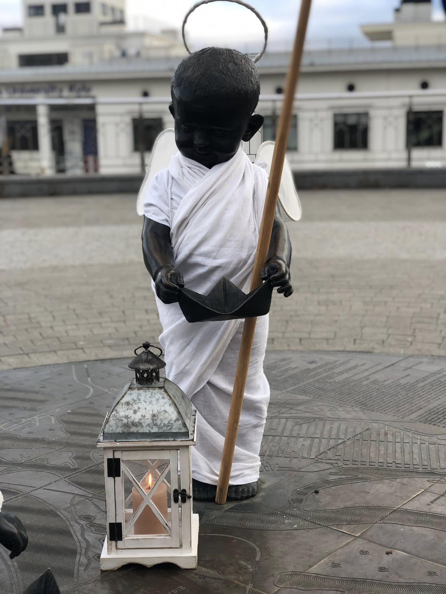 До Різдва фігурки маленьких засновників Києва прикрасили святковим одягом - фото 9