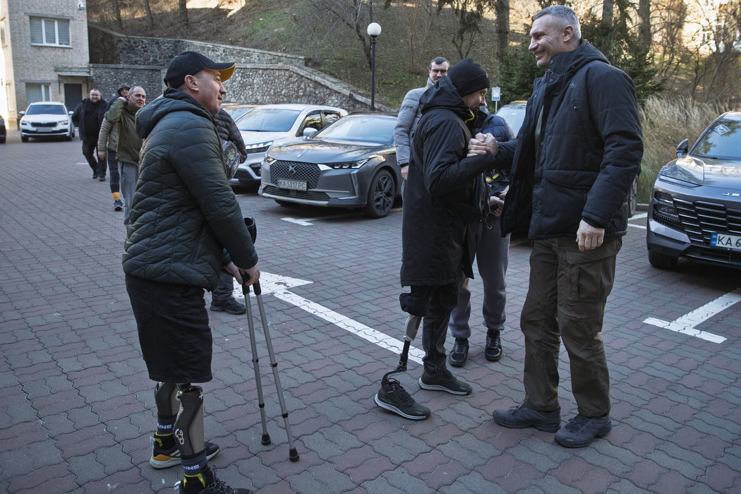 Кличко зустрівся з киянами-ветеранами, які отримали цього року часткову компенсацію від міста за придбання нових авто - фото 4