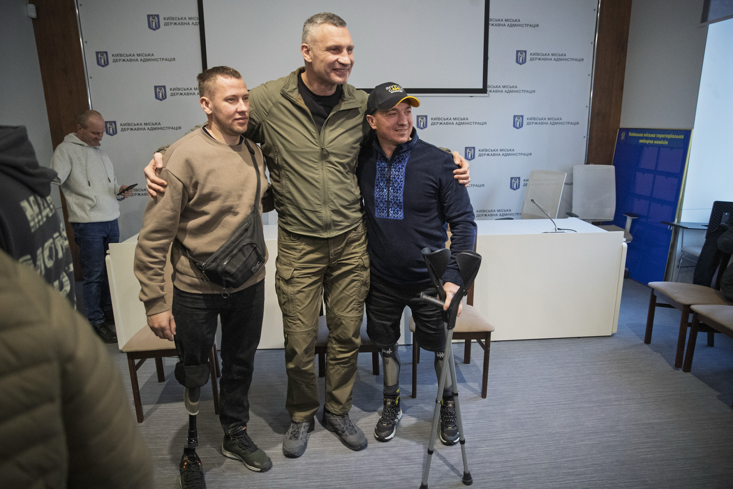 Кличко зустрівся з киянами-ветеранами, які отримали цього року часткову компенсацію від міста за придбання нових авто - фото 5