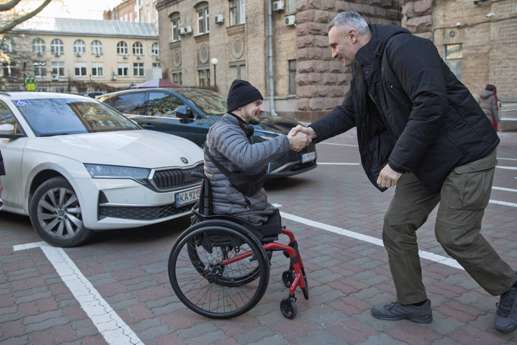 Кличко зустрівся з киянами-ветеранами, які отримали цього року часткову компенсацію від міста за придбання нових авто