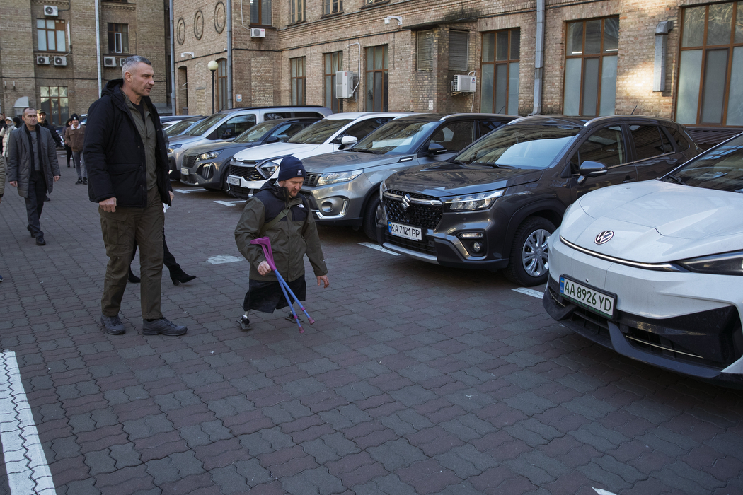 Кличко зустрівся з киянами-ветеранами, які отримали цього року часткову компенсацію від міста за придбання нових авто - фото 3
