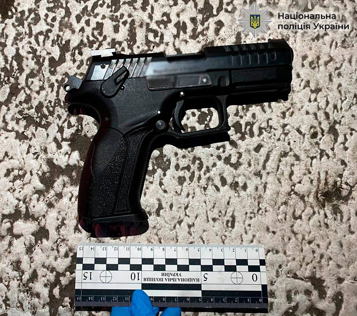 Позбавили волі таксиста та погрожували пістолетом поліцейському: у Києві затримали злочинців - фото 2