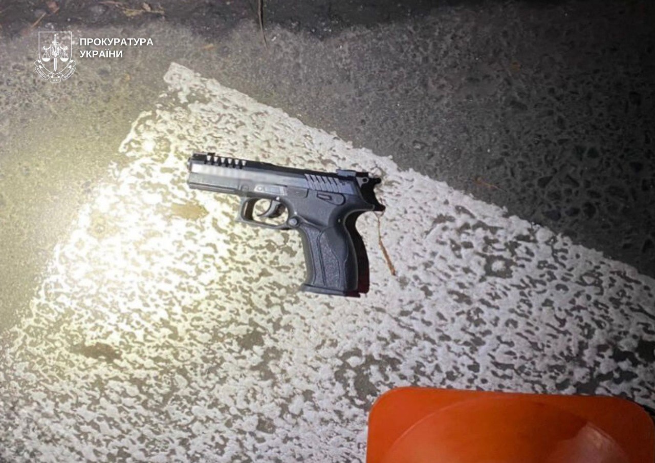 Позбавили волі таксиста та погрожували пістолетом поліцейському: у Києві затримали злочинців