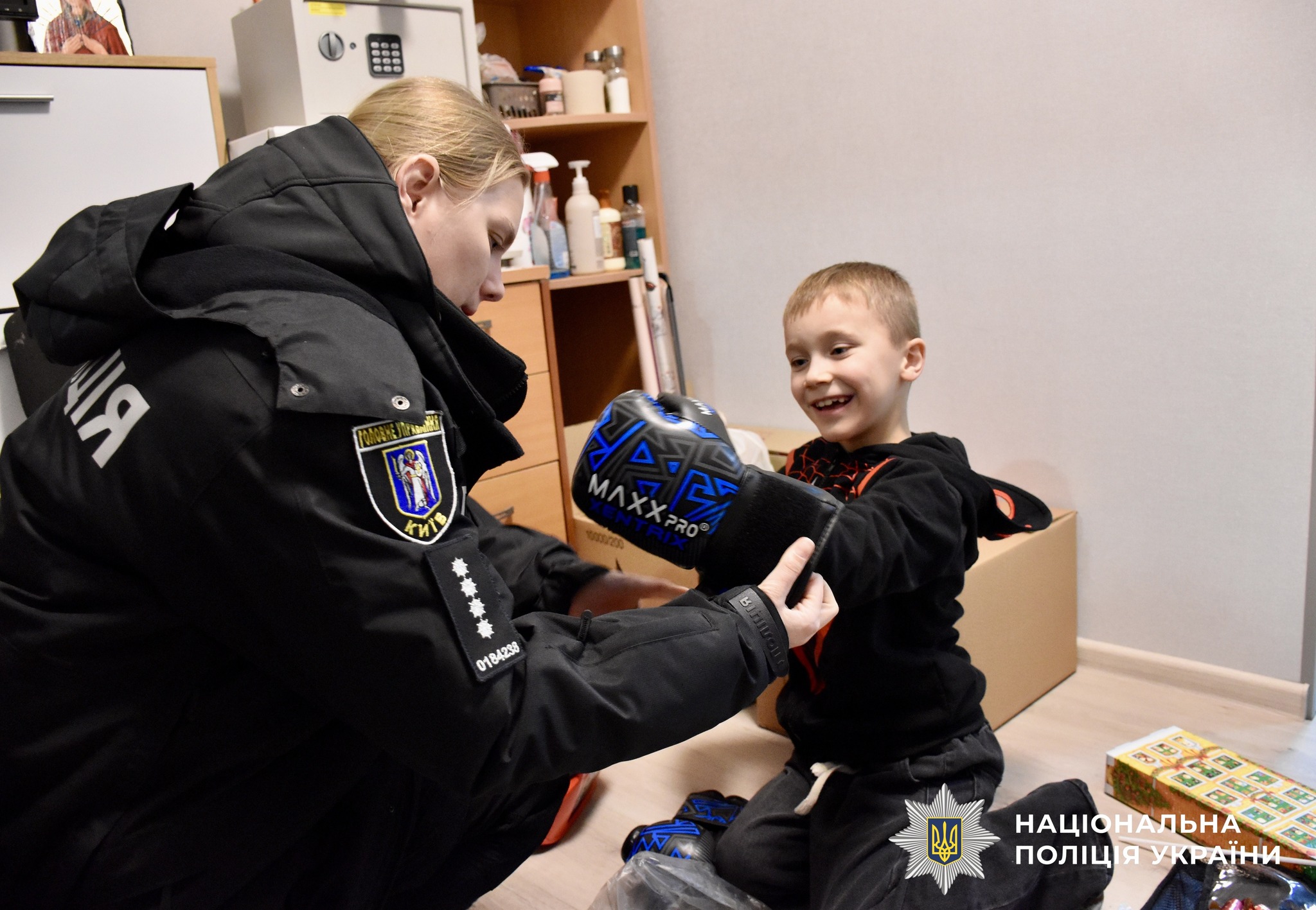 Поліцейські Києва привітали дітей загиблих і зниклих безвісти колег із новорічними святами