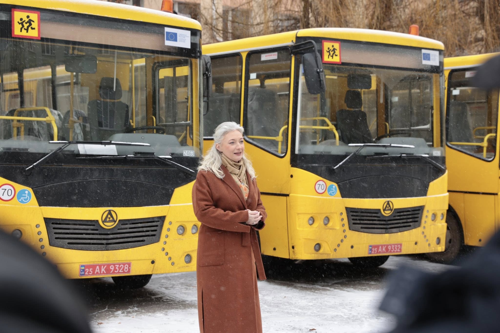 Для дев’яти громад Вінниччини передали 11 шкільних автобусів