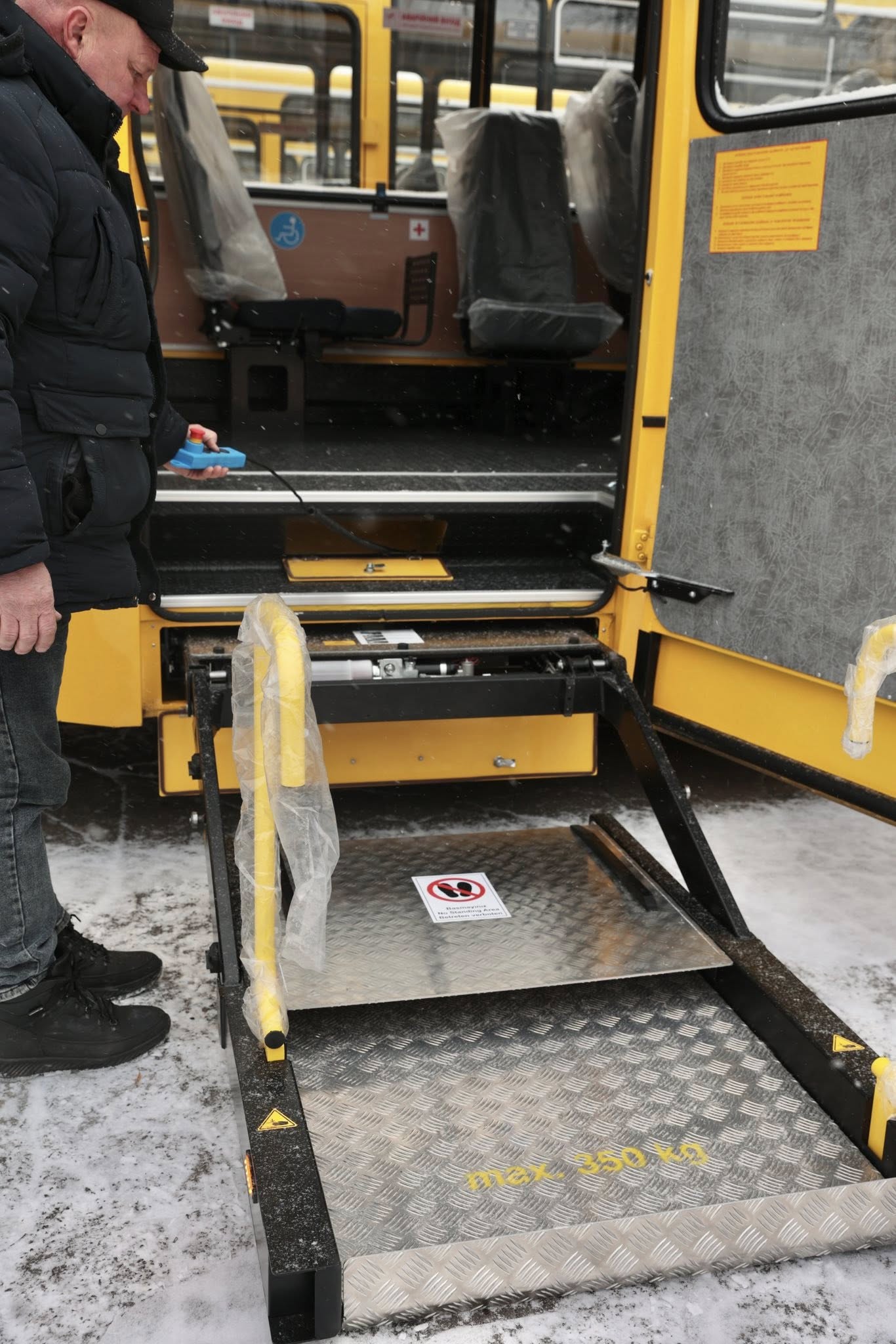 Для дев’яти громад Вінниччини передали 11 шкільних автобусів - фото 9