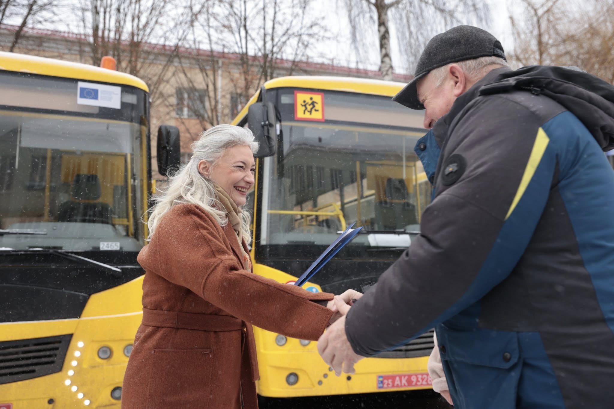 Для дев’яти громад Вінниччини передали 11 шкільних автобусів - фото 11