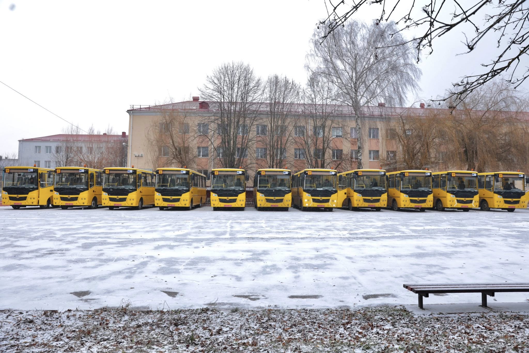 Для дев’яти громад Вінниччини передали 11 шкільних автобусів - фото 12