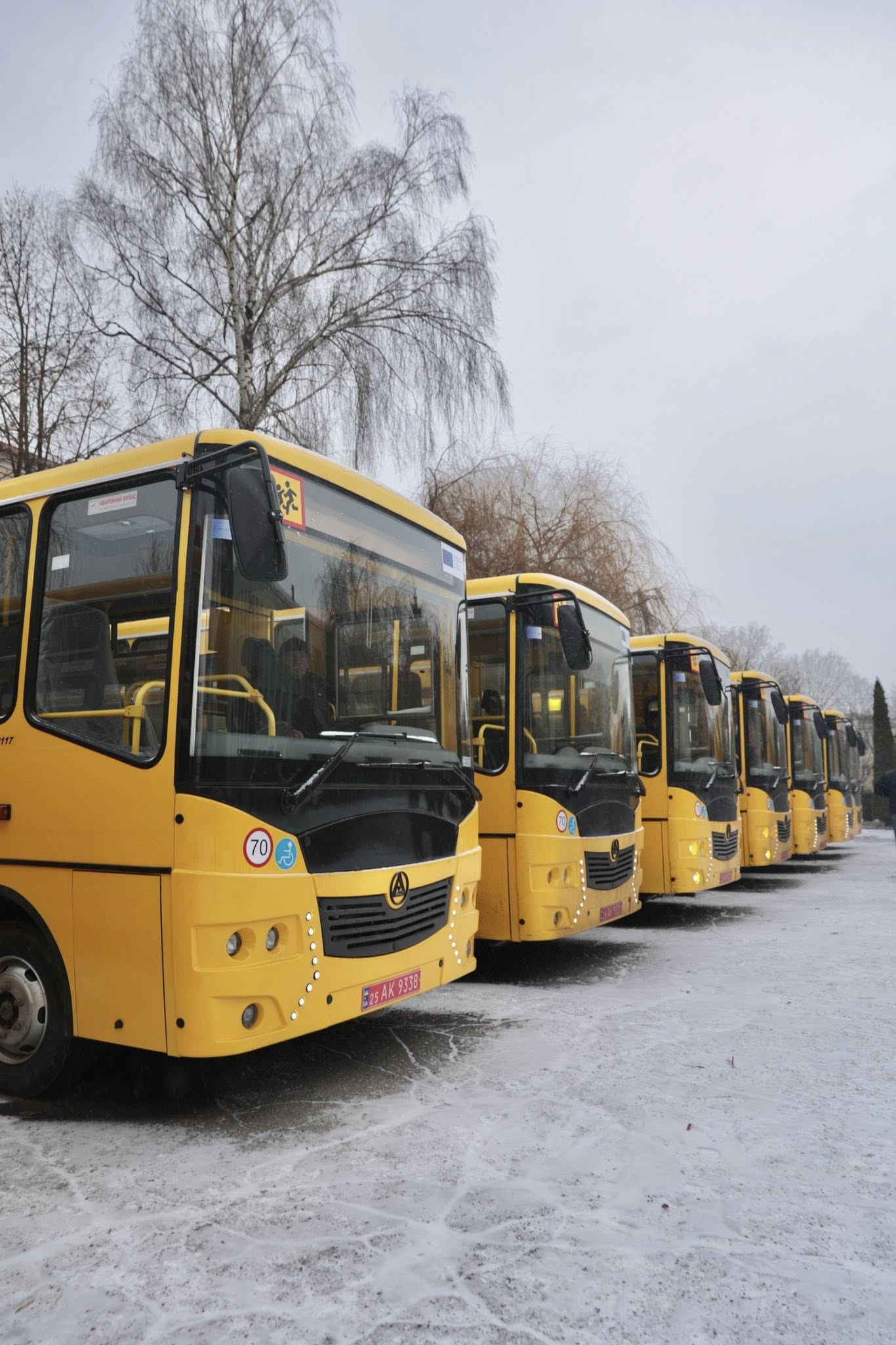 Для дев’яти громад Вінниччини передали 11 шкільних автобусів - фото 2
